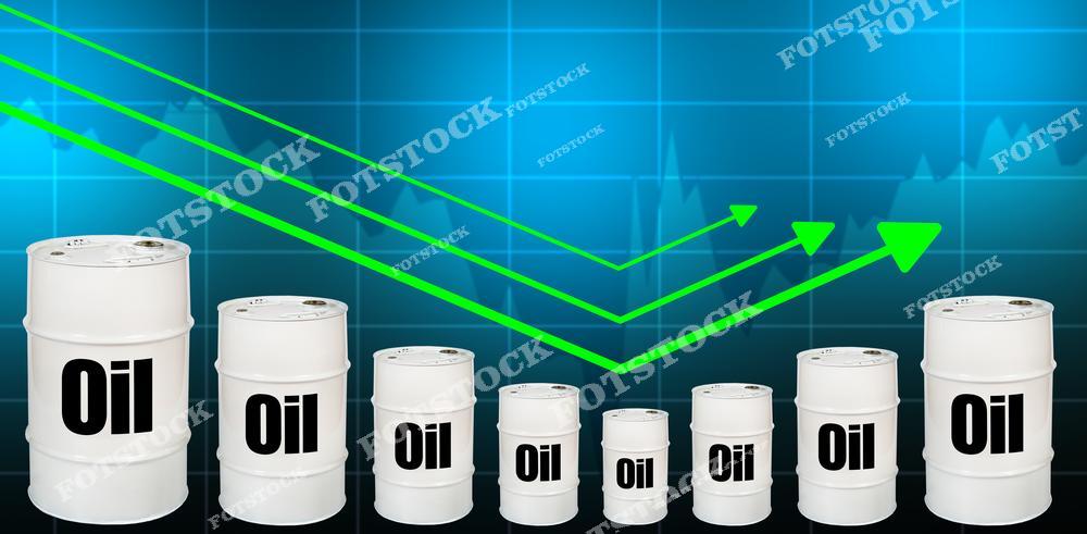 На изображении представлены белые бочки для хранения нефти на фоне экрана с графиком. График показывает тенденцию падения и последующего восстановления цен на нефть. Зелёные стрелки указывают направление изменения цен. Падение выделено зелёной волнистой линией со стрелкой, которая идёт вверх.